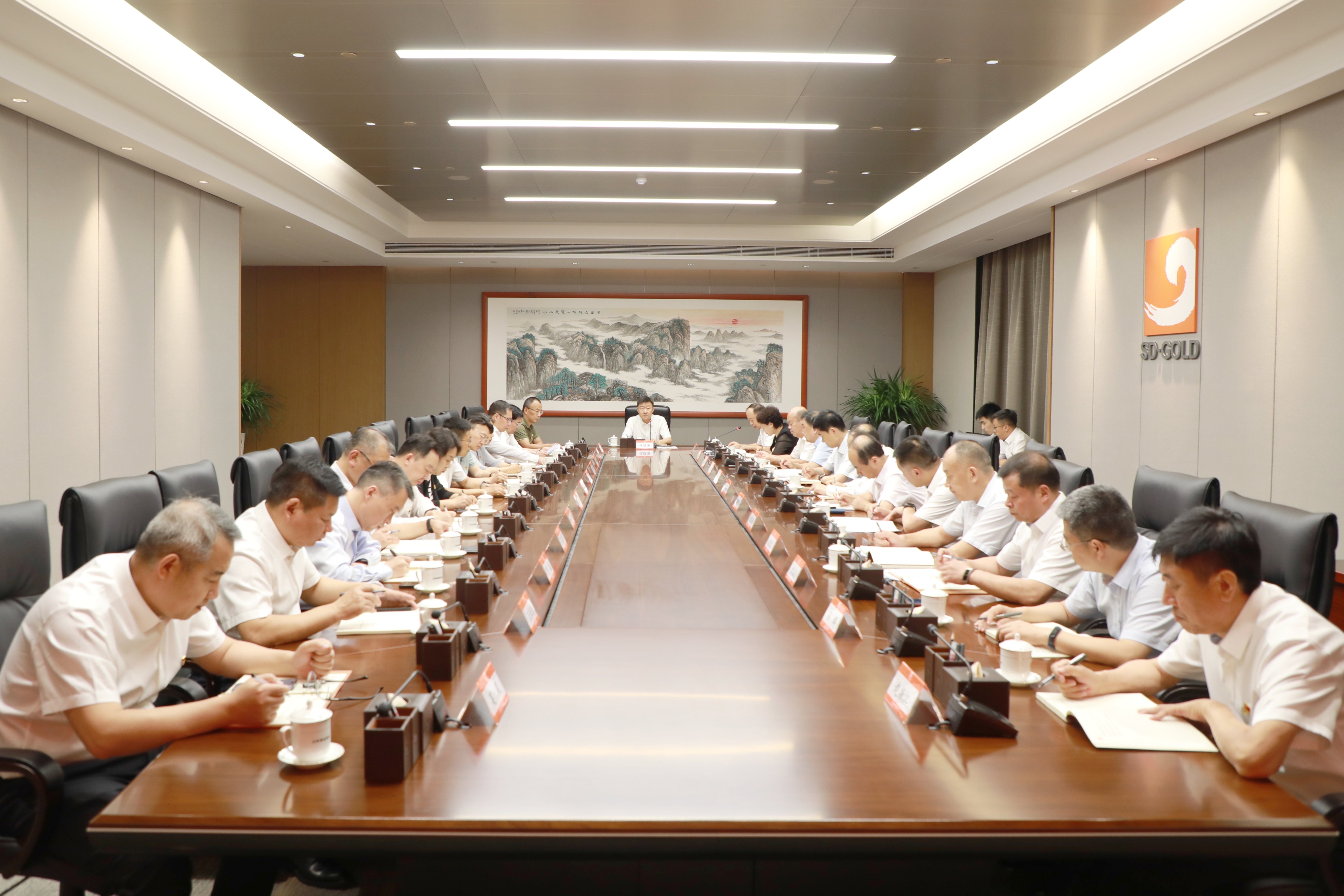 集团党委理论学习中心组进行集体学习