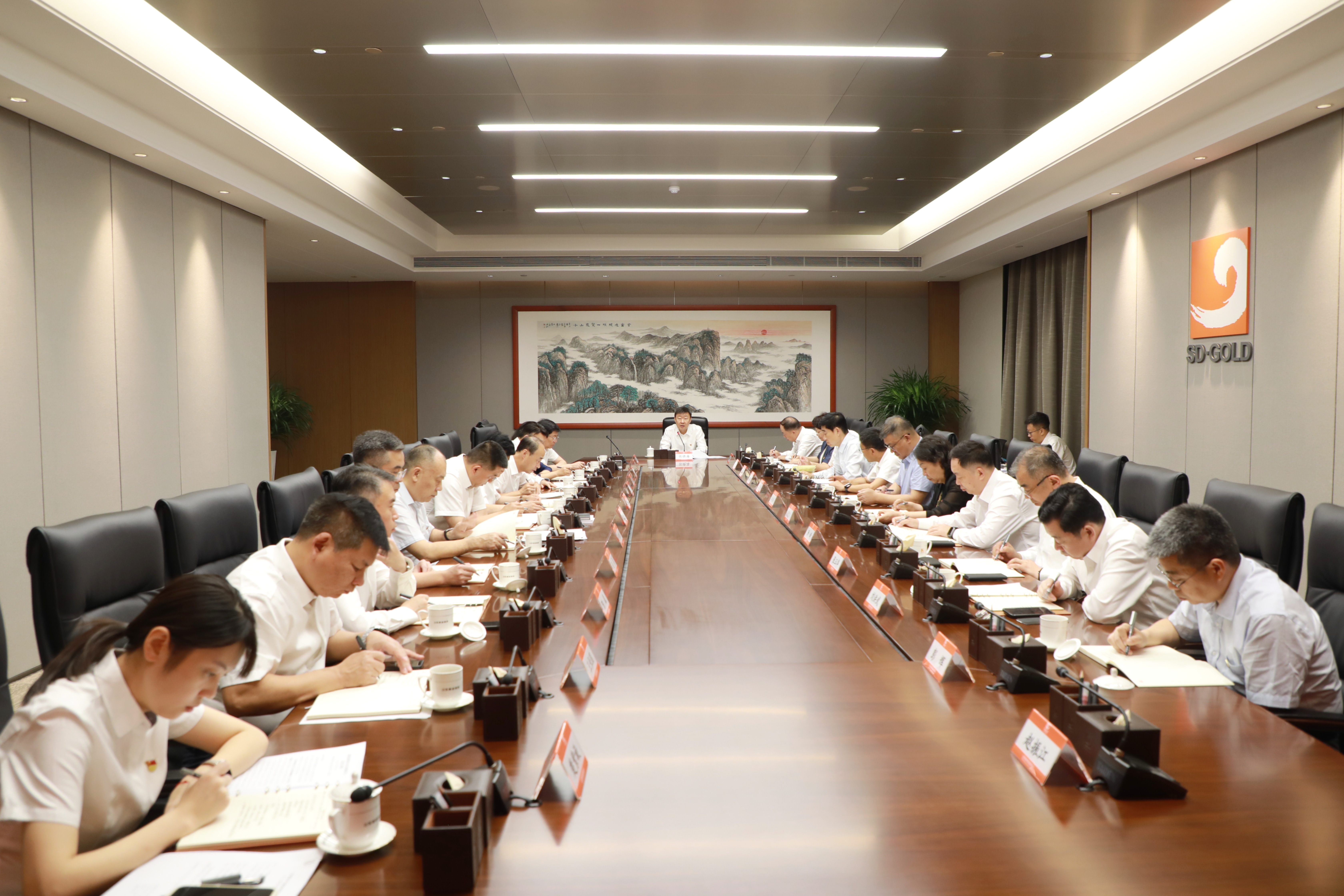 集团党委理论学习中心组进行集体学习