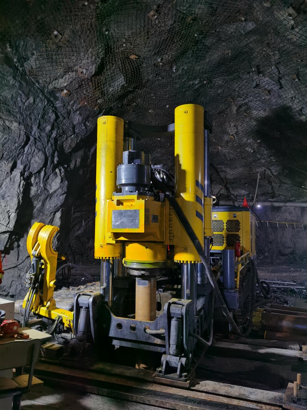 红岭矿业公司引进φ3m的反井钻机进行溜井施工,施工工期由115天减少至