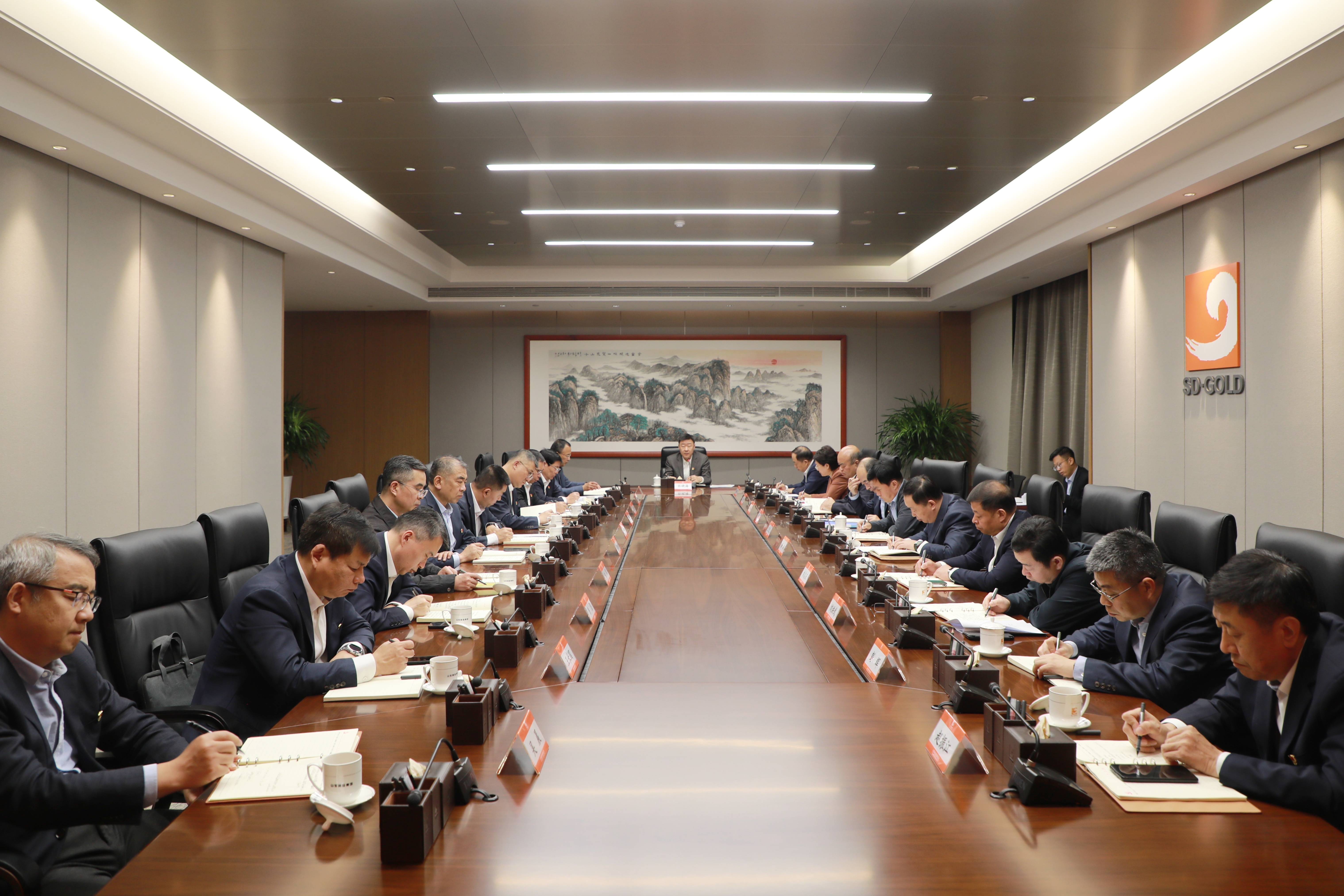 集团党委理论学习中心组进行集体学习