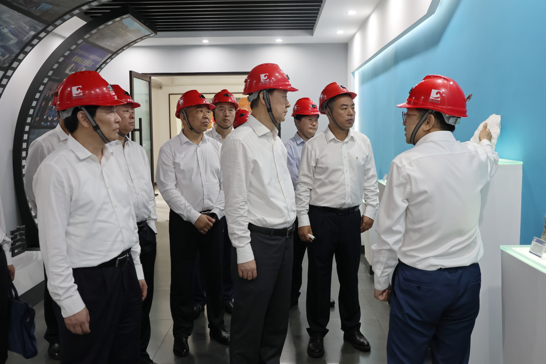 张晓海到驻赤峰市权属企业调研