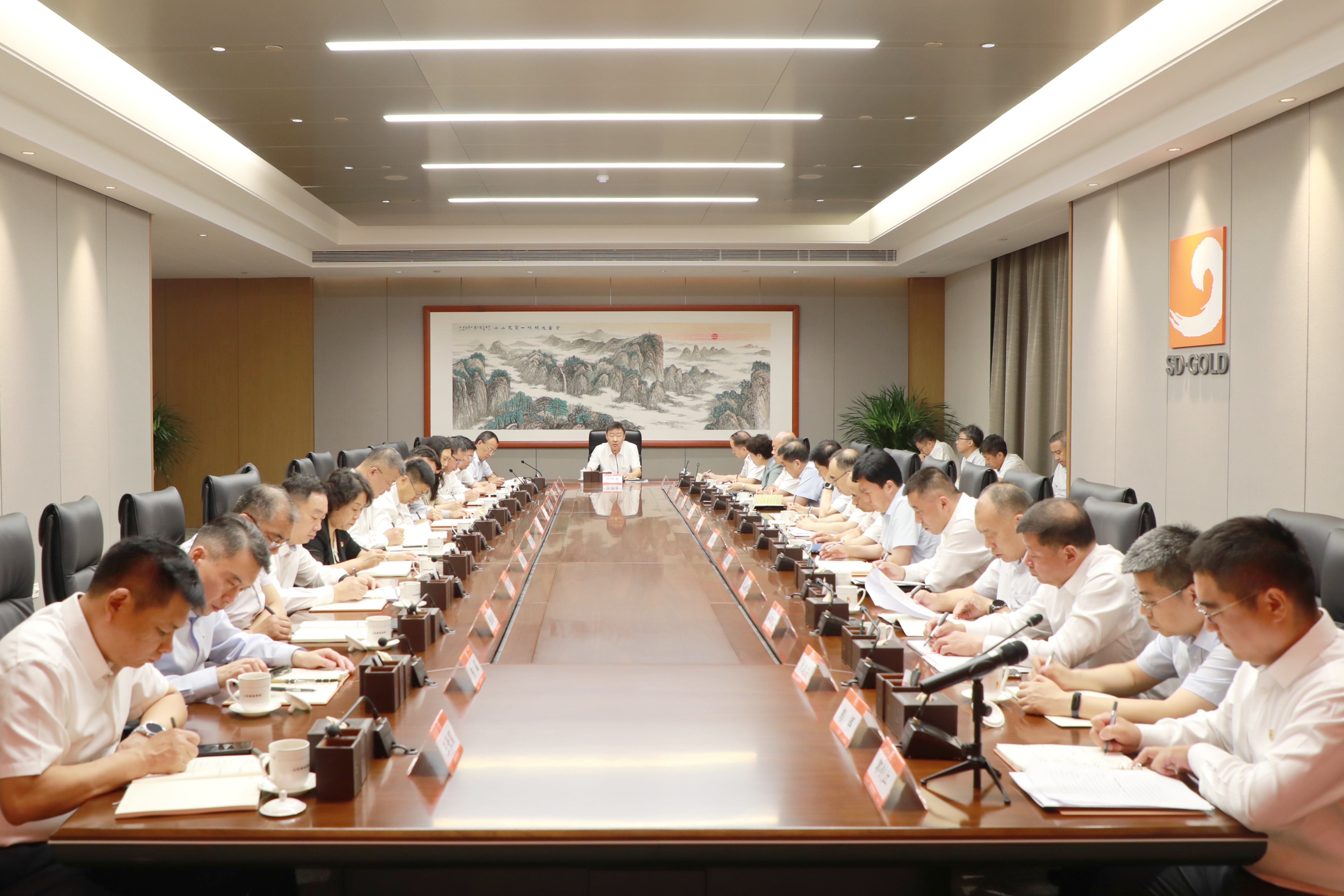 集团党委理论学习中心组进行集体学习